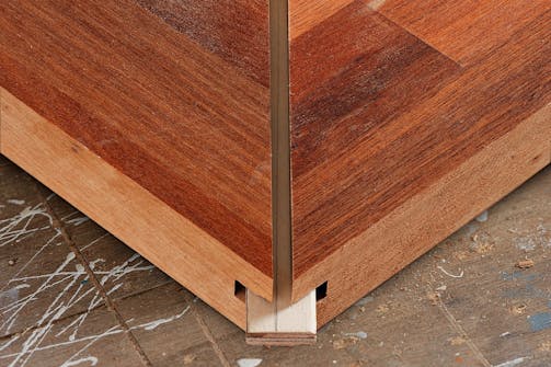 Overfres - Frest spor til skjøt med løs fjær: Fress slissen på samme side av begge platene Overfres - Frest spor til skjøt med løs fjær: Fress slissen på samme side av begge platene